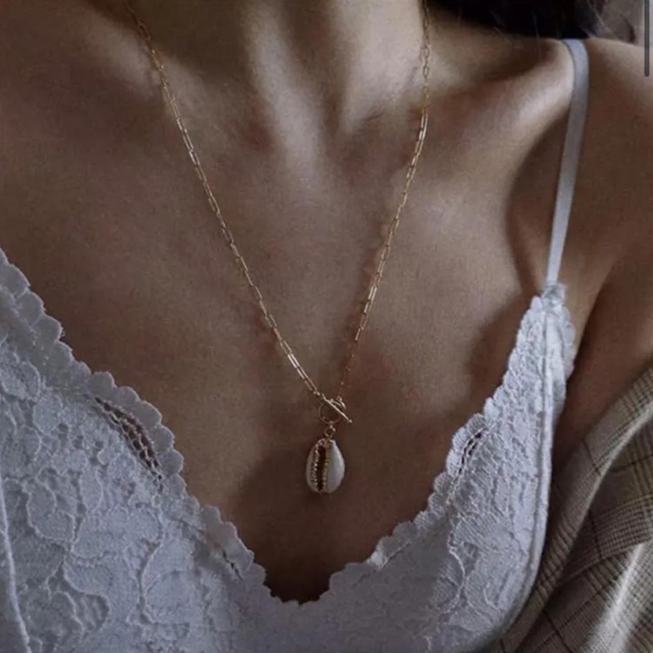 Circle Clasp Shell Necklace