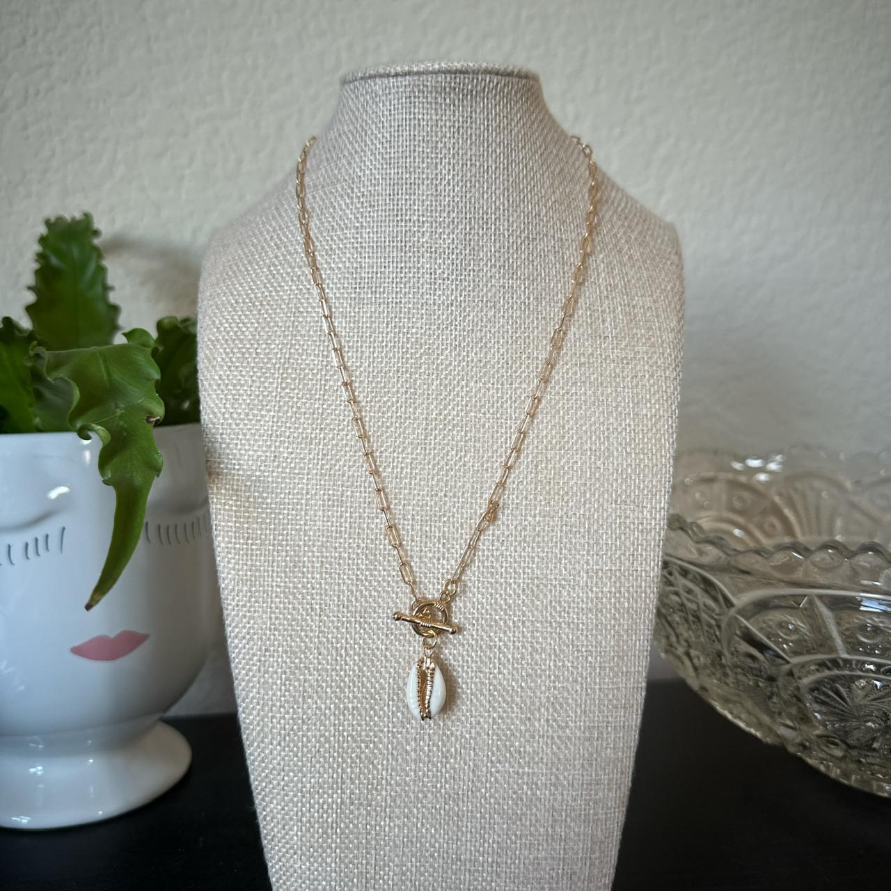 Circle Clasp Shell Necklace